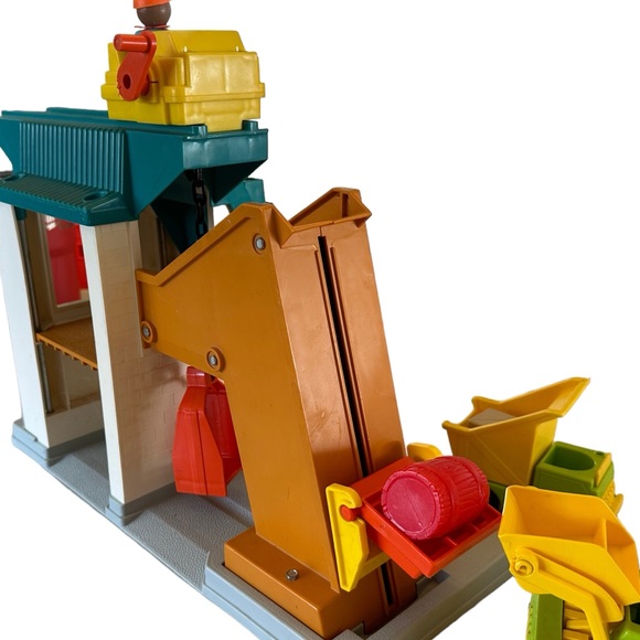 Vintage 1979 Fisher Price Lift and Load Depot - Picture 6 of 7